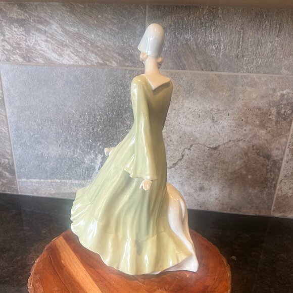 Royal Doulton 'Strolling' Hand Made & Hand Painted 14-inch Porcelain Figurine! - Picture 5 of 16